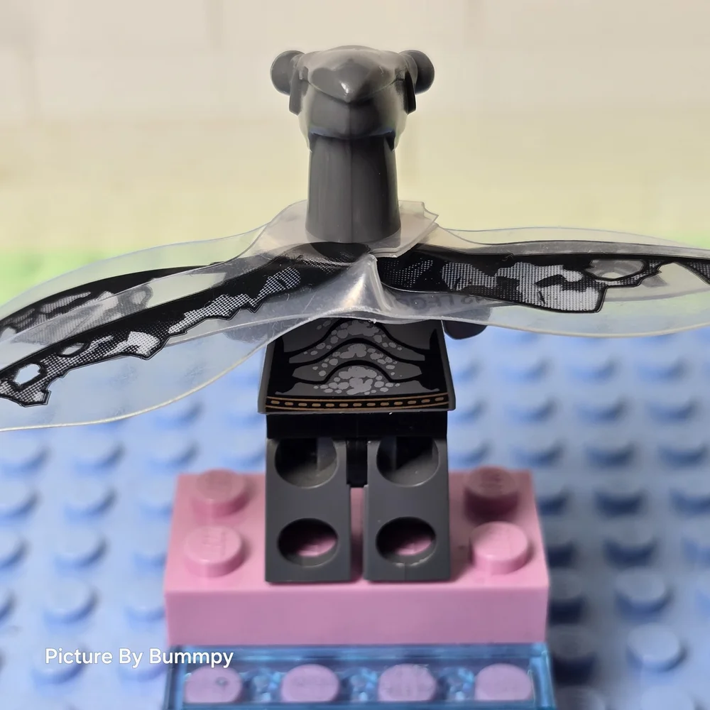LEGO Star Wars Geonosian minifigure with wings. (Stay Tuned a Lot LEGOs To Come) - Picture 6 of 6